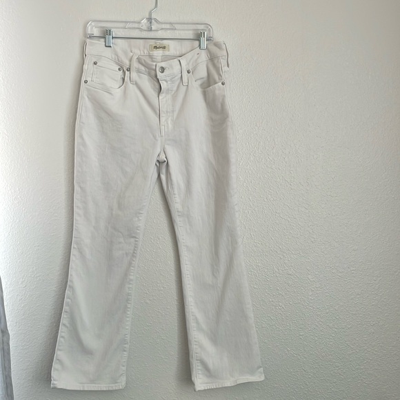 Madewell Pants - Madewell Mid-Rise Kickout white jeans. Size 30.